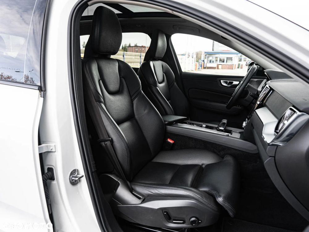 Volvo XC 60 B4 B Plus Dark - 25