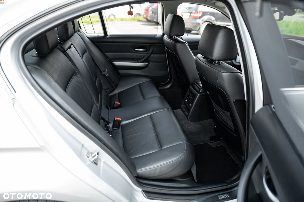 BMW Seria 3 330i - 23