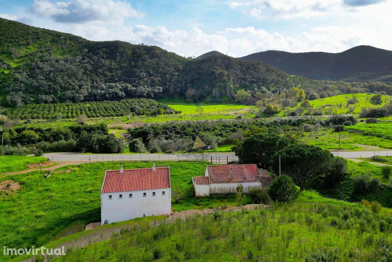 Terreno de 143 250  m2  com casa, armazém e  ruinas para venda em Lara - Grande imagem: 2/19