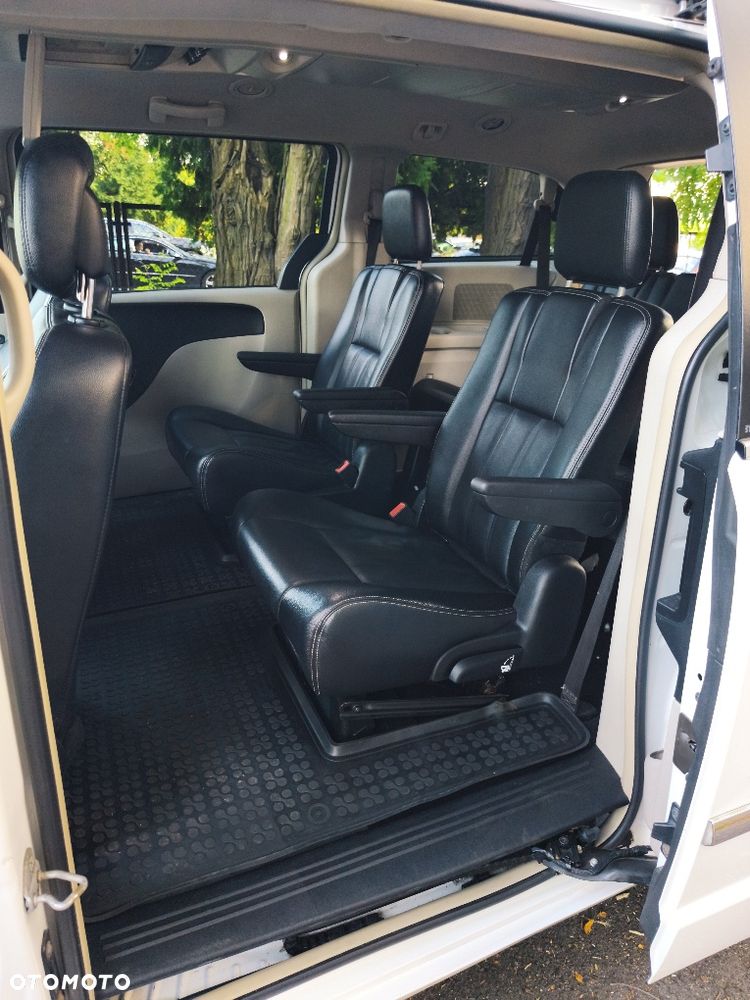 Chrysler Town & Country - 7