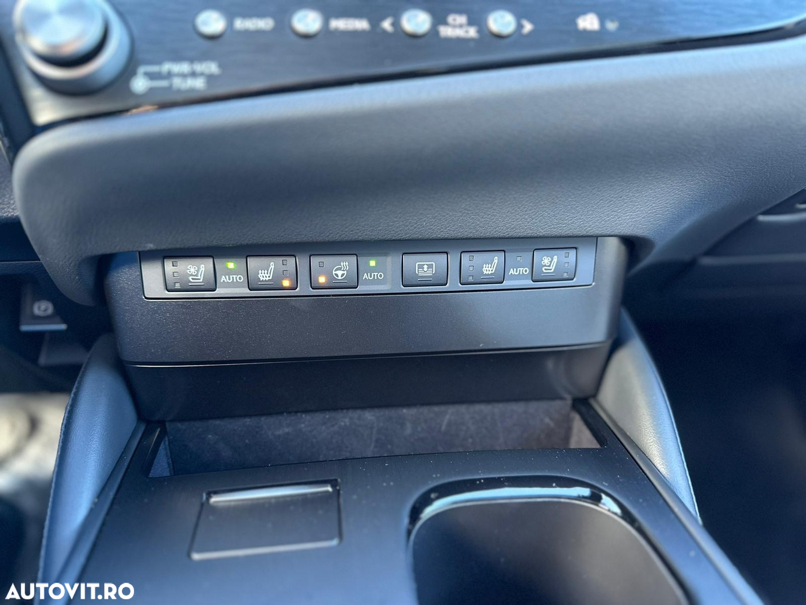 Lexus Seria ES 300h 2.5 TNGA HV 25H- 4X2 CVT Executive - 36