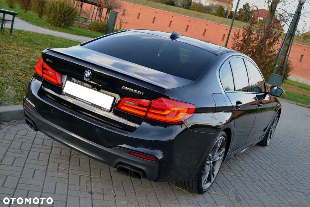 BMW Seria 5 M550i xDrive sport - 14
