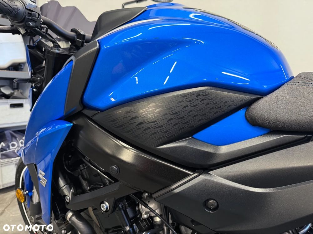 Suzuki GSX - 22