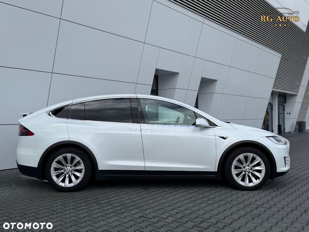 Tesla Model X - 10