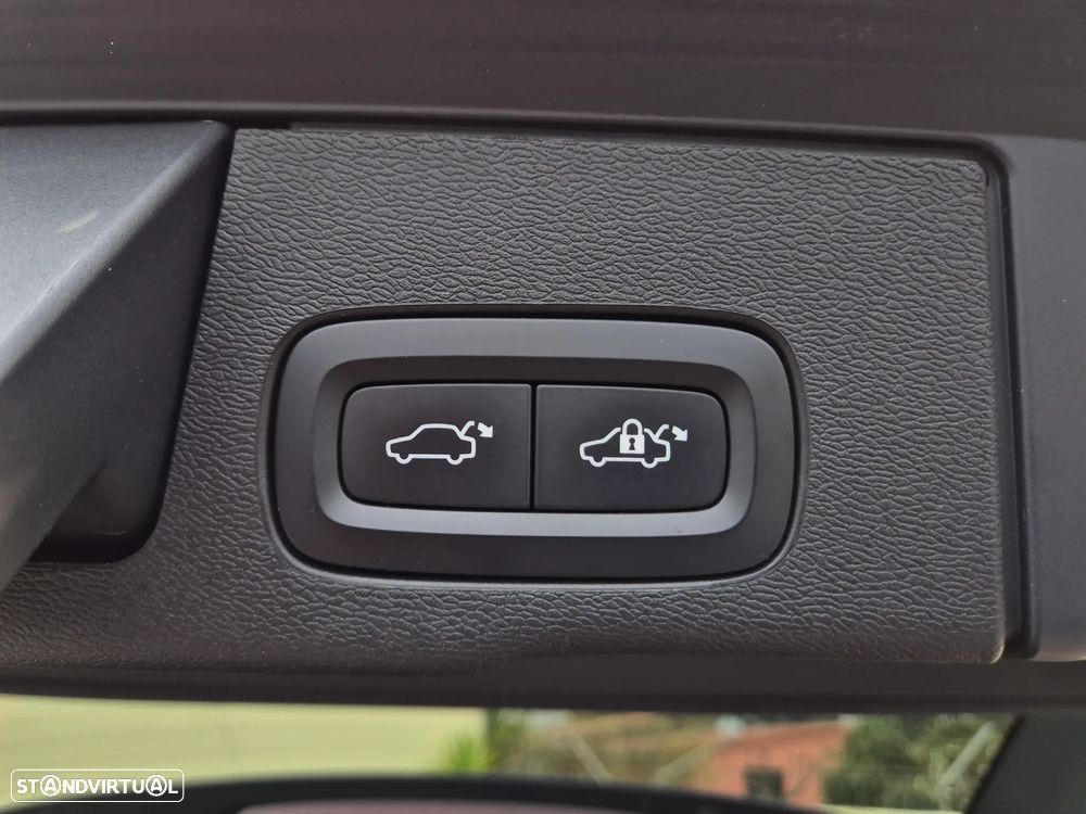 Volvo XC 60 2.0 T6 PHEV R-Design AWD - 29