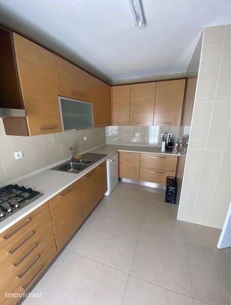 Vende-se Moradia Zona Oeste.