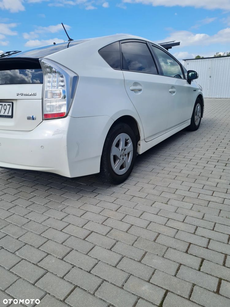 Toyota Prius (Hybrid) - 4