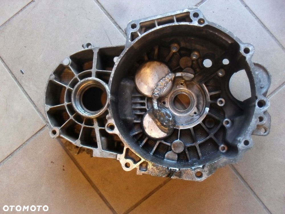 Obudowa sprzęgła skrzyni 02Q301107AD LQU VW Skoda - 1