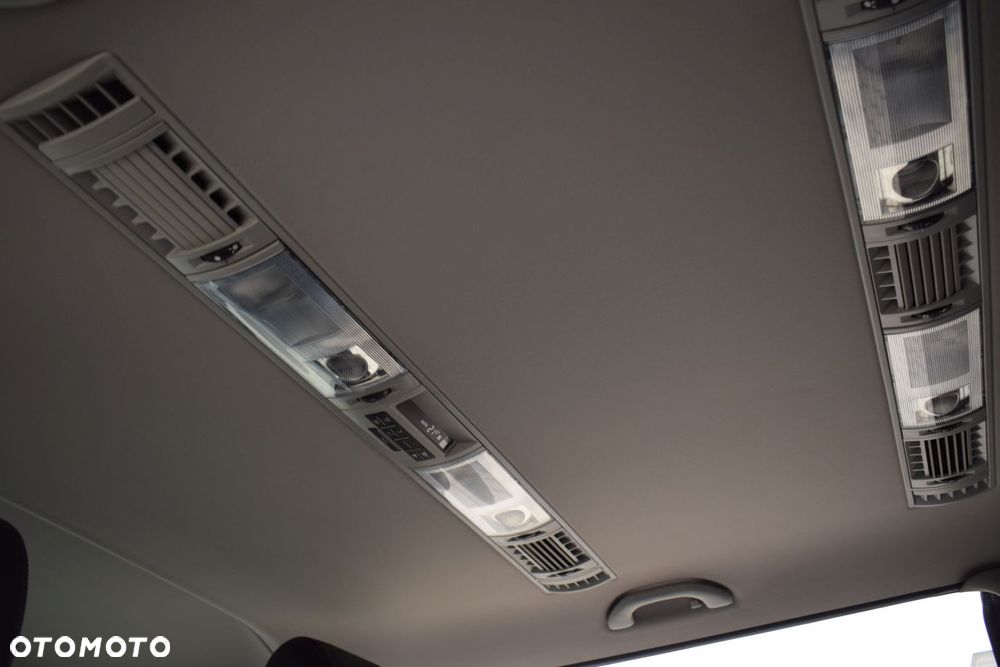 Volkswagen Caravelle - 11