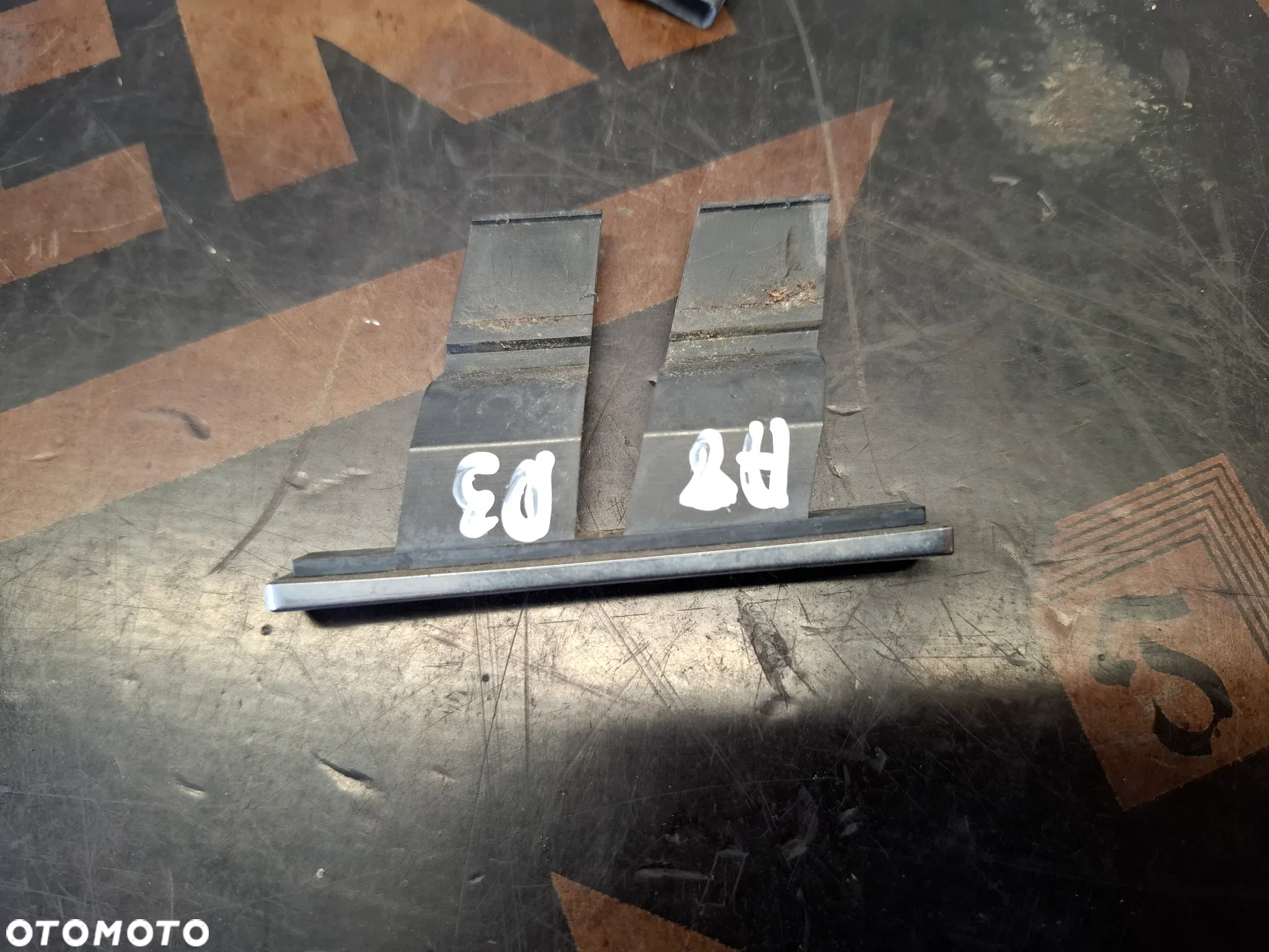 Emblemat Znaczek Quattro w Grill Audi 4E0853736A - 4