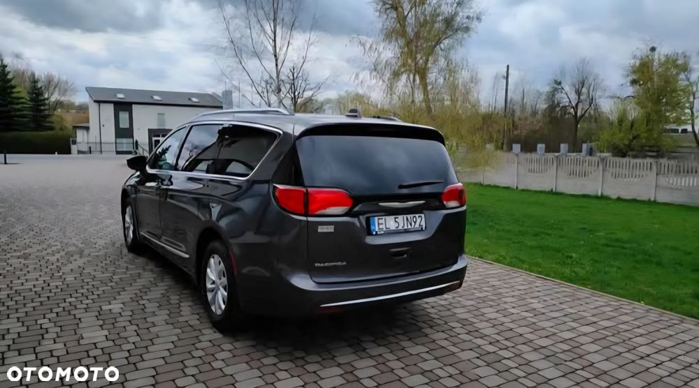 Chrysler Pacifica - 16