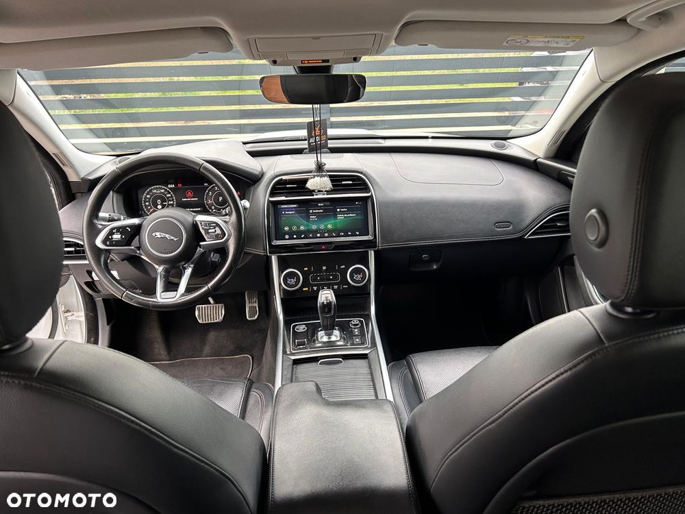 Jaguar XE 2.0 P250 R-Dynamic Black - 16