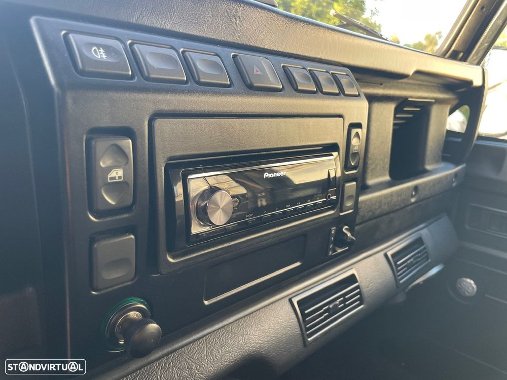 Land Rover Defender - 24