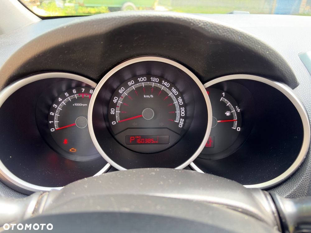 Kia Venga 1.6 L - 8
