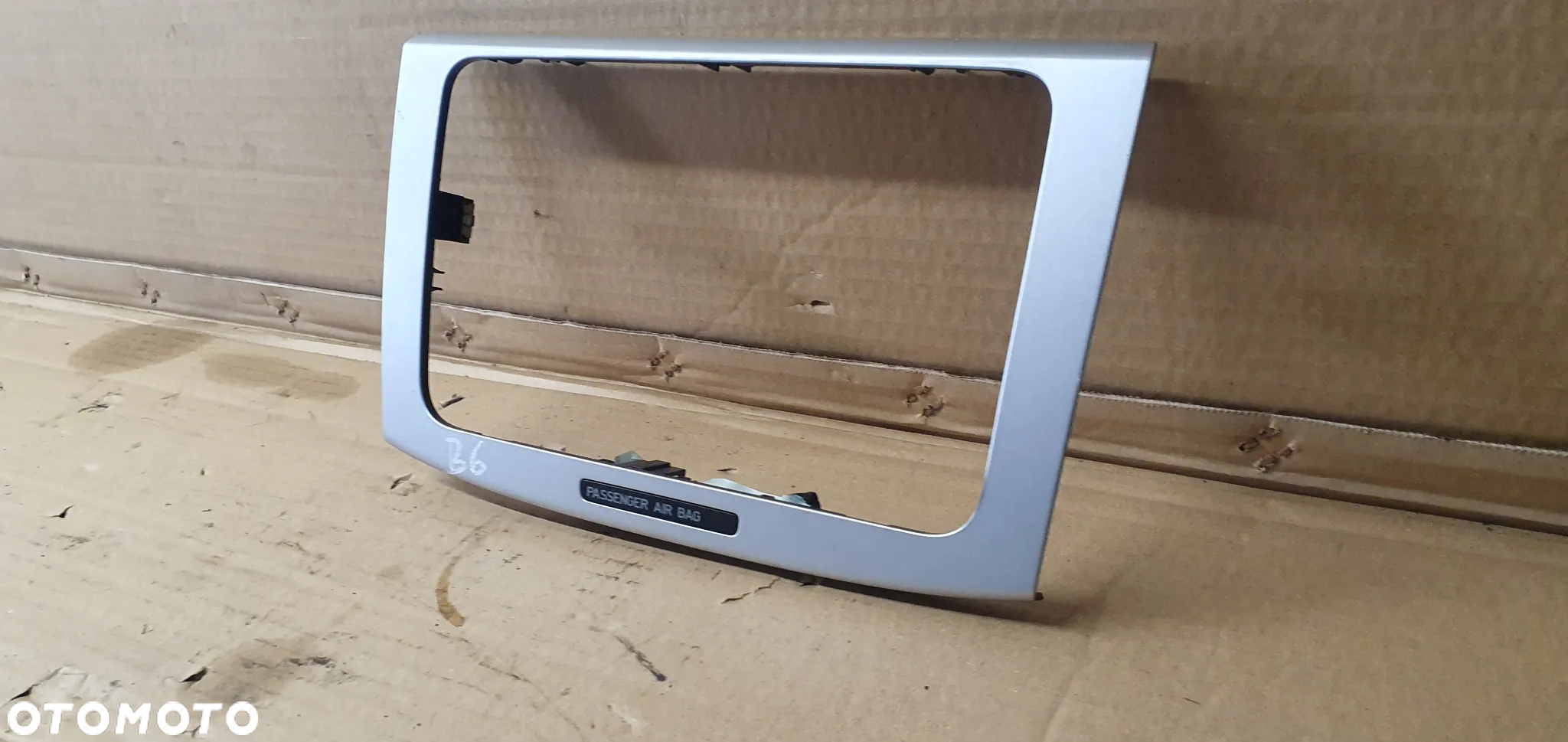 Ramka radia konsoli dekor VW Passat B6 3C0858069AE - 3