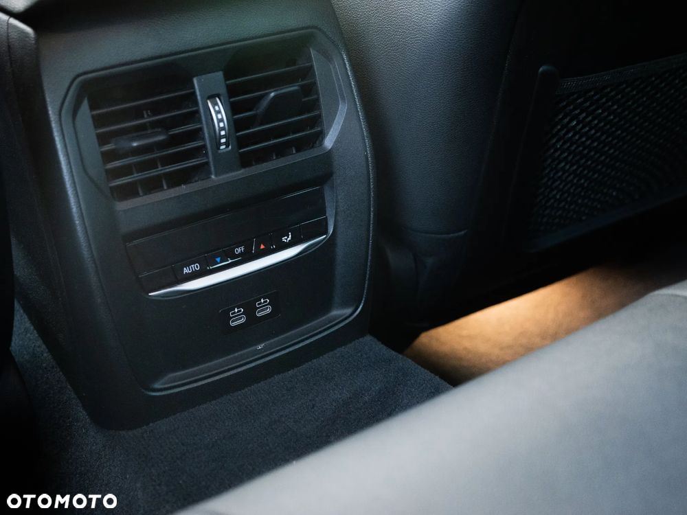 BMW Seria 3 330e M Sport - 12