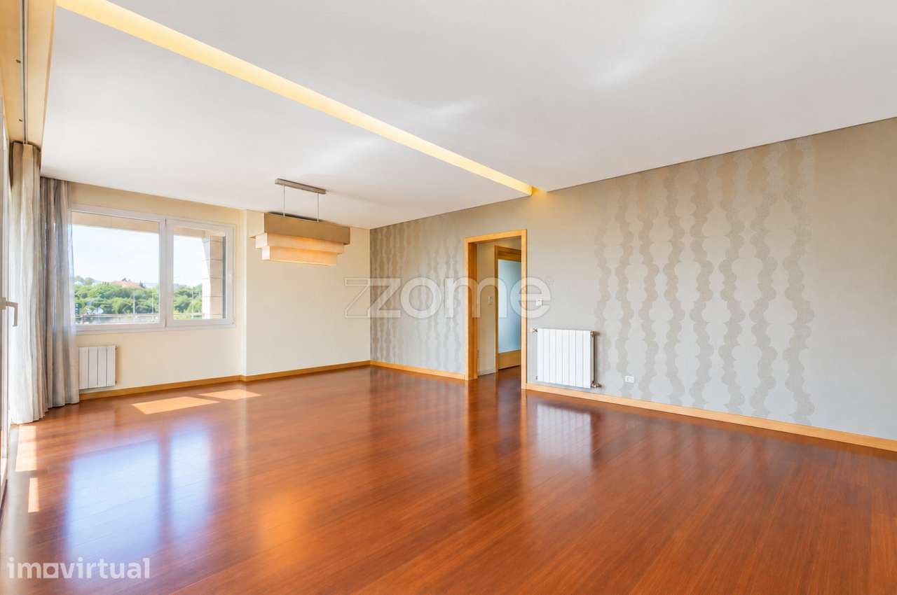 Apartamento T3 com 142 m² privativos e box para 2 carros