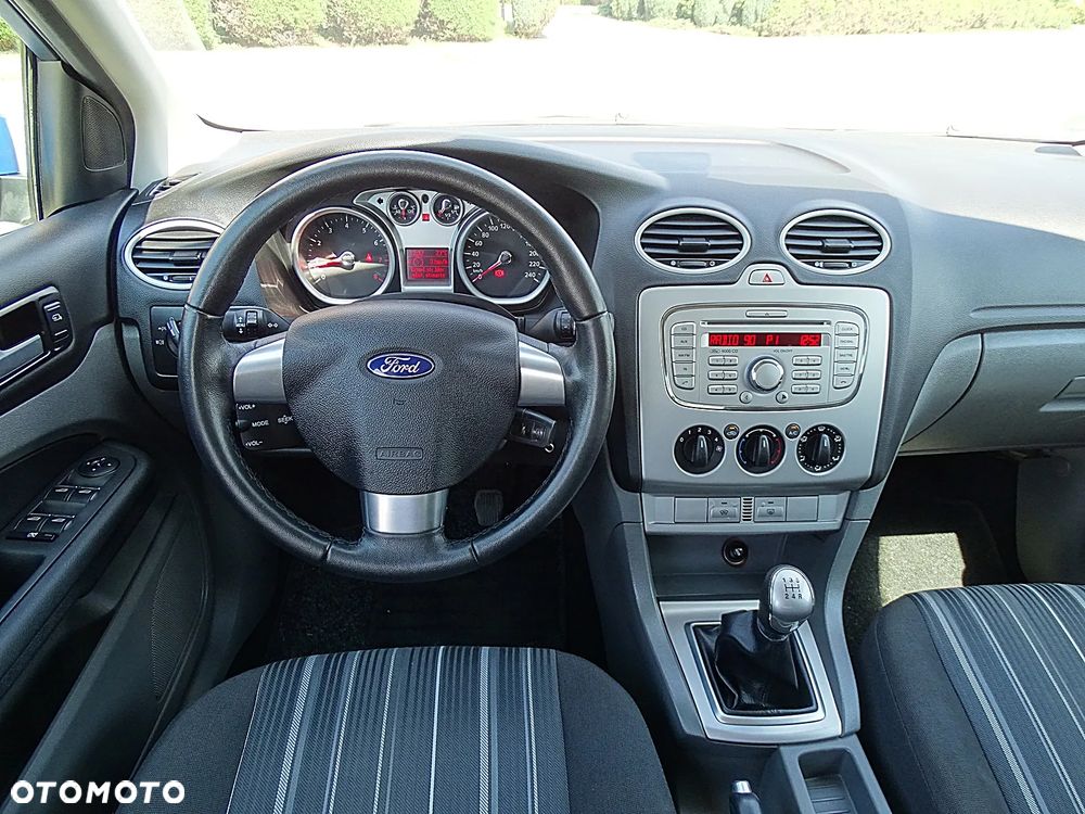 Ford Focus 1.6 16V Ghia - 27