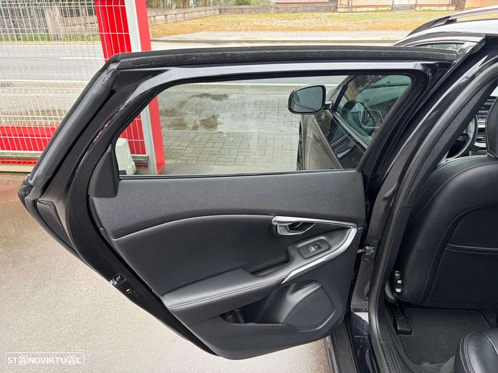 Volvo V40 Cross Country D2 Momentum - 30