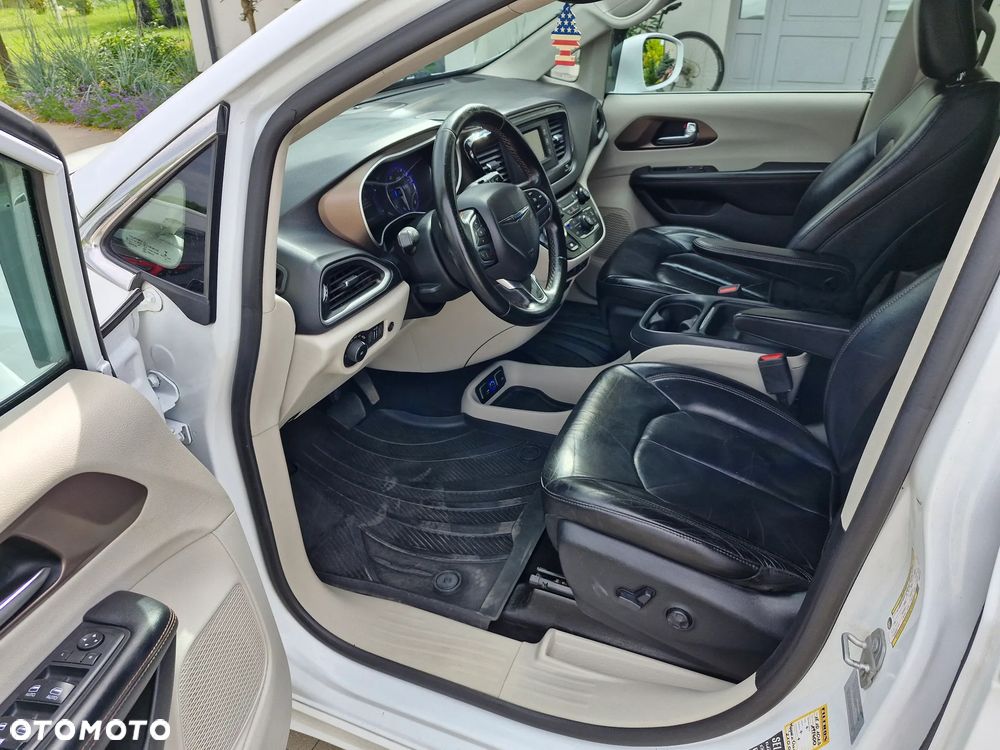 Chrysler Pacifica - 10