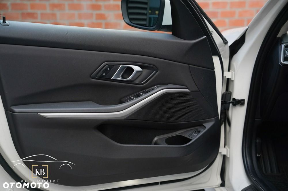 BMW Seria 3 318i - 32