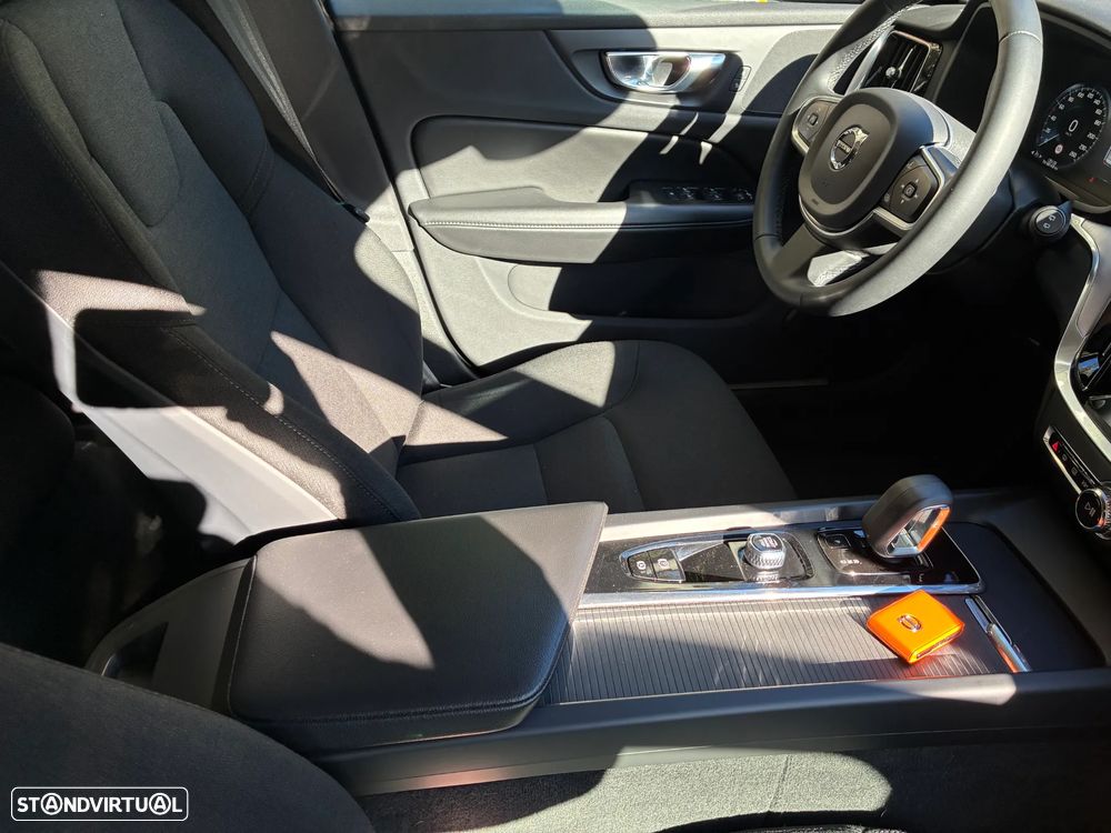Volvo V60 2.0 B4 Momentum Plus Geartronic - 24