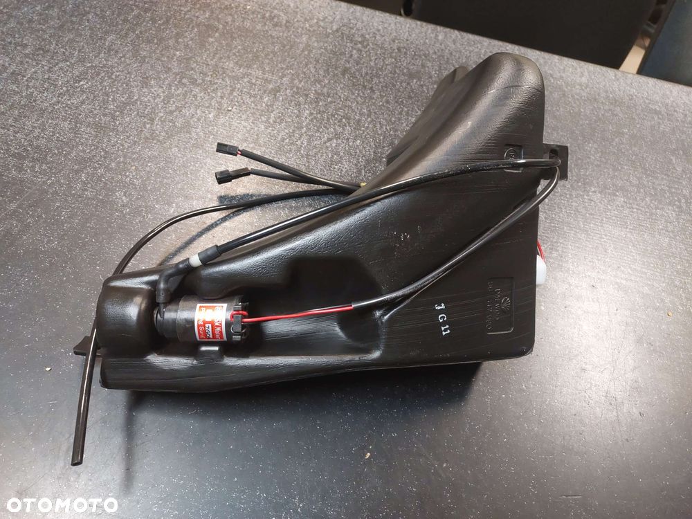 Zbiornik zbiorniczek  spryskiwaczy  Nexia sedan z pompką.5 (19) (G15MF) 1498ccm 71KM/52kW 1995/02-1997/08  1.5 (19) (G15MF) 1498ccm 75KM/55kW 1995/02-1997/08  1.5 16V (19) (A15MF) 1498ccm 90KM/66kW 1995/02-1997/08 - 1