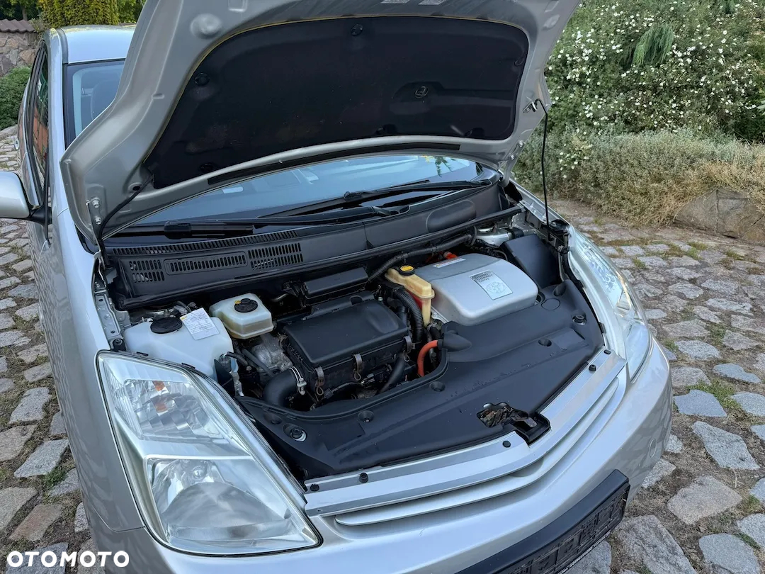 Toyota Prius (Hybrid) - 6
