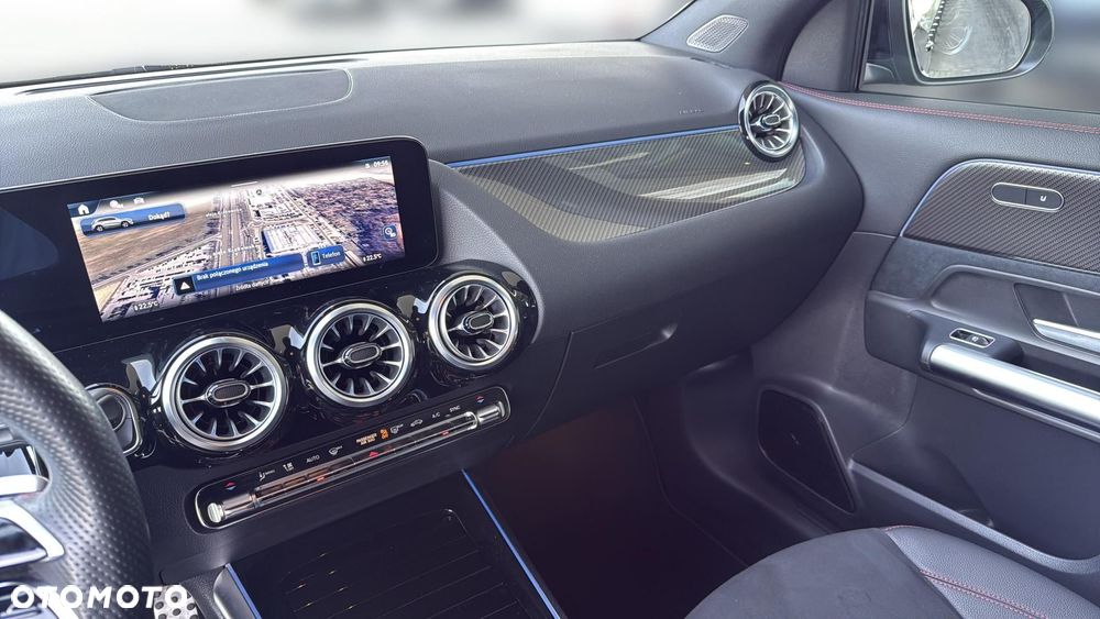 Mercedes-Benz GLA - 13