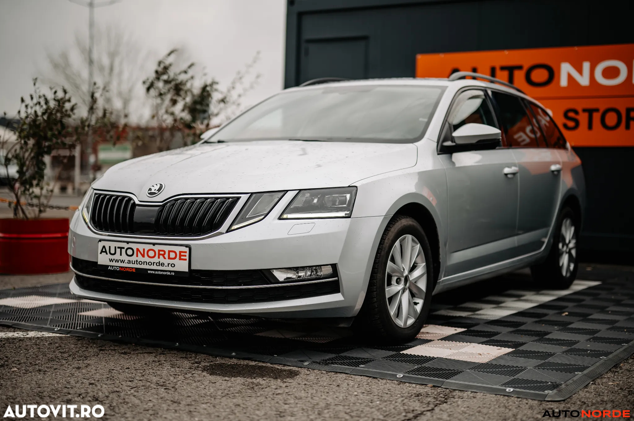 Skoda Octavia Combi Diesel 2.0 TDI DSG Ambition - 3