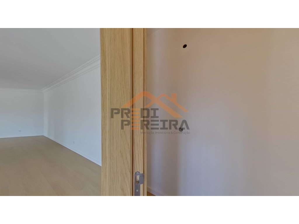 Duplex T3 remodelado, com box, situado em Casal de Cambra. - Grande imagem: 4/57