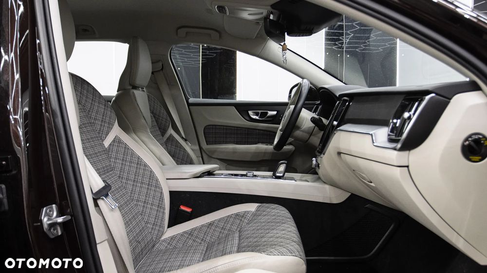 Volvo V60 B4 B Momentum Pro - 17