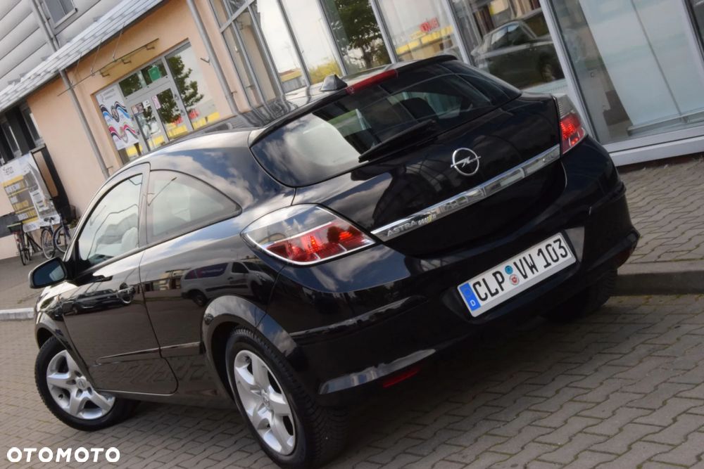 Opel Astra GTC 1.6 Black&White - 17