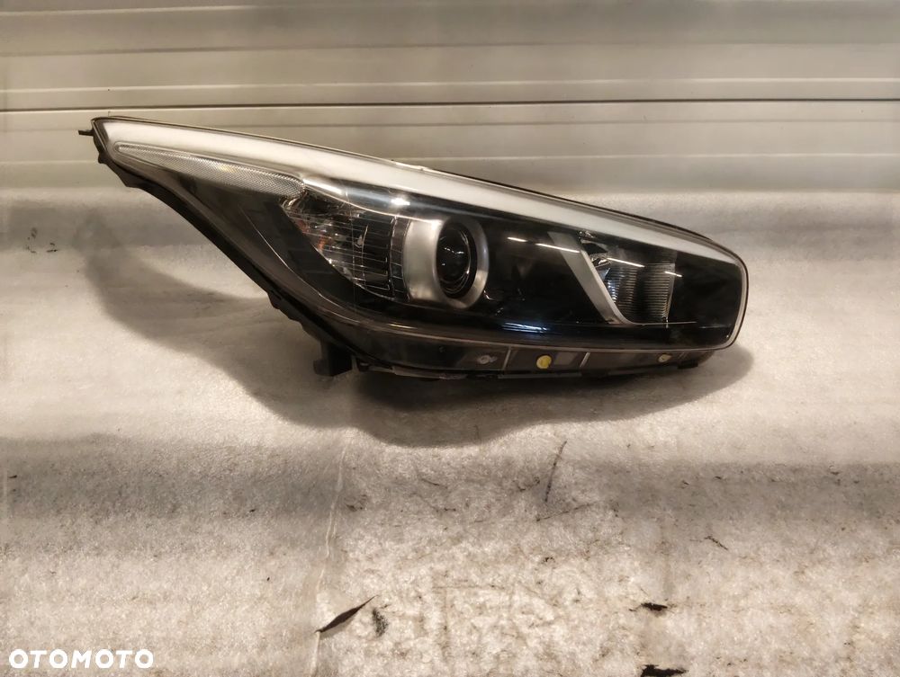 KIA Ceed II GT XENON PRZÓD STRONA PRAWA LAMPA PRZEDNIA 92102-A2481 - 1