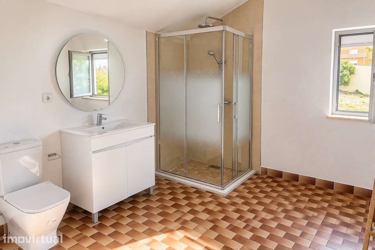 Vivenda remodelada com 8 quartos, jardim e estacionamento em Queijas - Grande imagem: 4/16