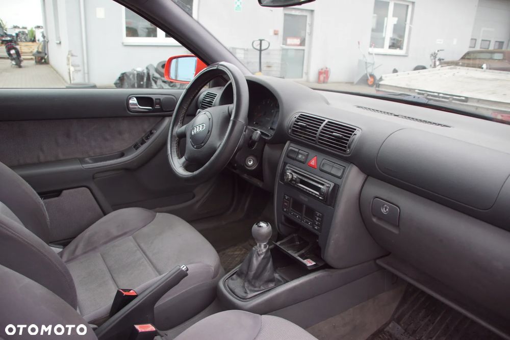 Auto na części - Audi A3 8L 1.6 8V 101 KM APF DUU LY3F 2000R Silnik Skrzynia Drzwi Maska Błotnik Klapa Lampa Lusterko Klamka Szyba Deska Kokpit Sterownik Moduł Czujnik Licznik Panel Kierownica - 14