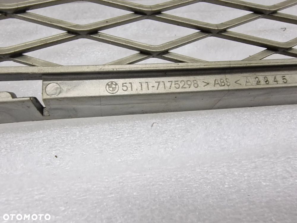 BMW E92 / E93 06- KRATKA ŚRODKOWA ZDERZAKA PRZEDNIEGO , NR 51117175298 , NR AUKCJI K239 - 7
