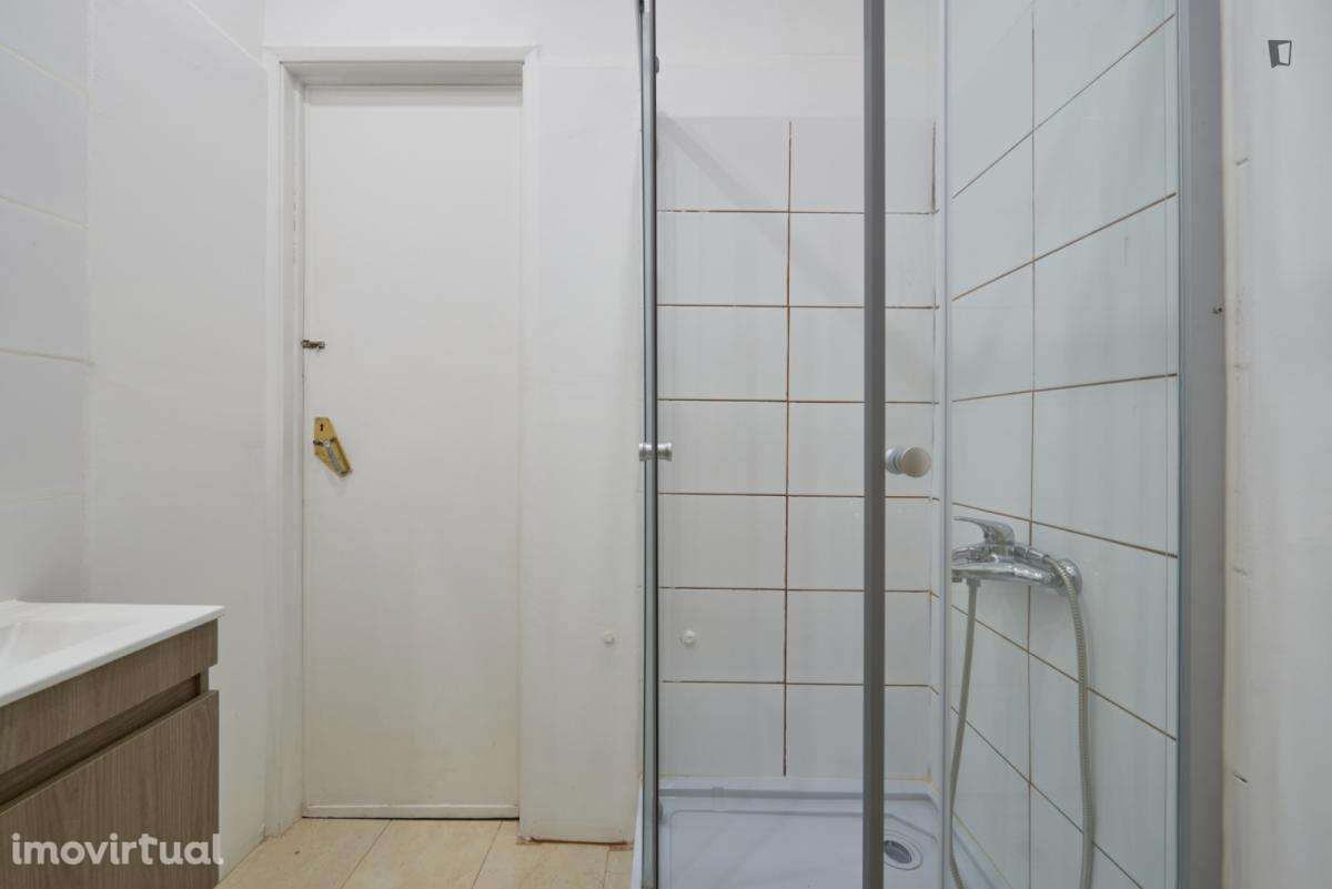 Quarto - localizado em Benfica Lisbon - Grande imagem: 4/23