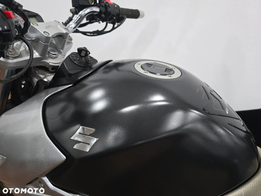 Suzuki GSR - 23