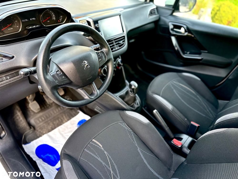 Peugeot 208 - 8