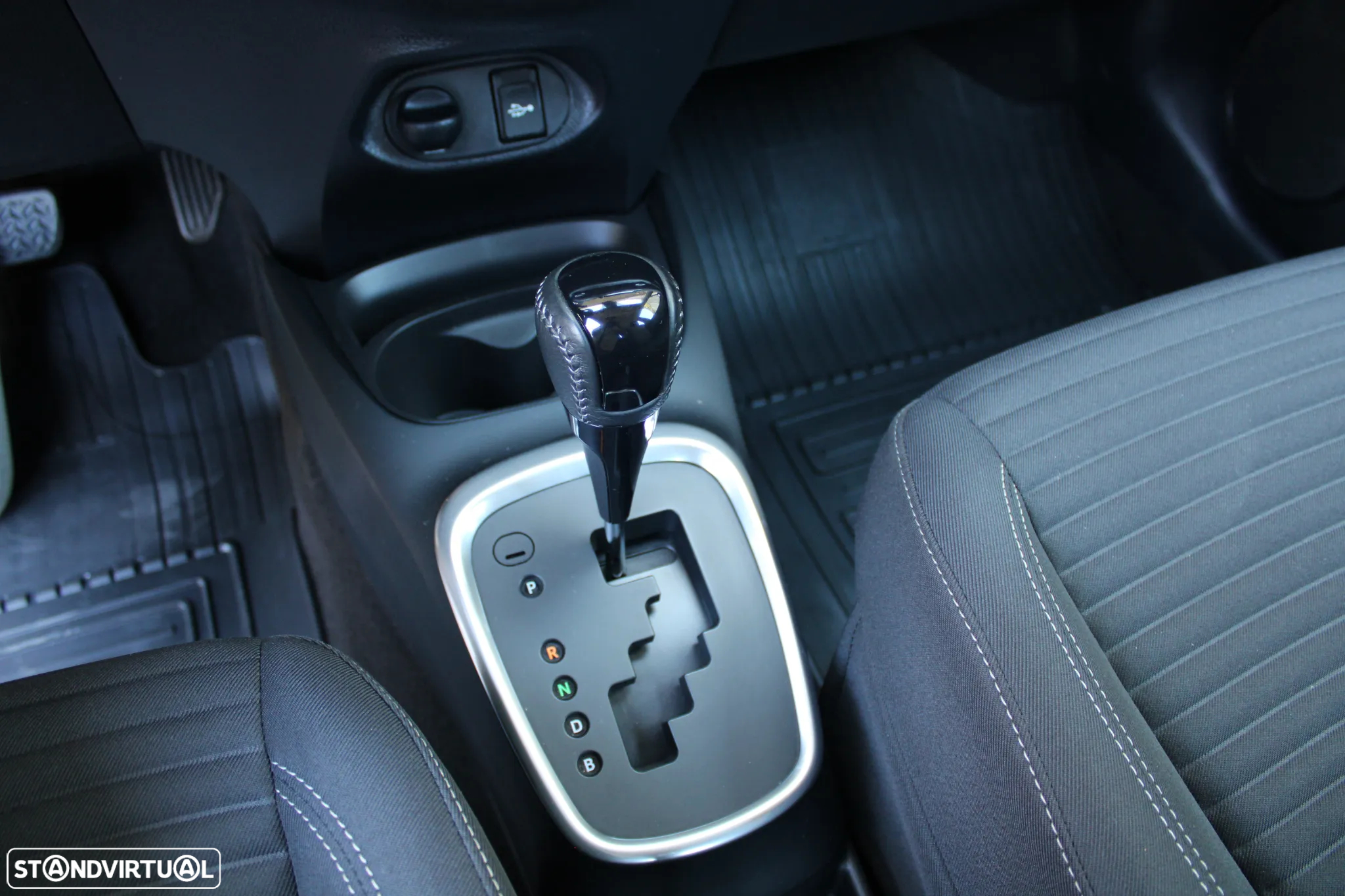 Toyota Yaris 1.5 HSD Comfort+P.Style - 29