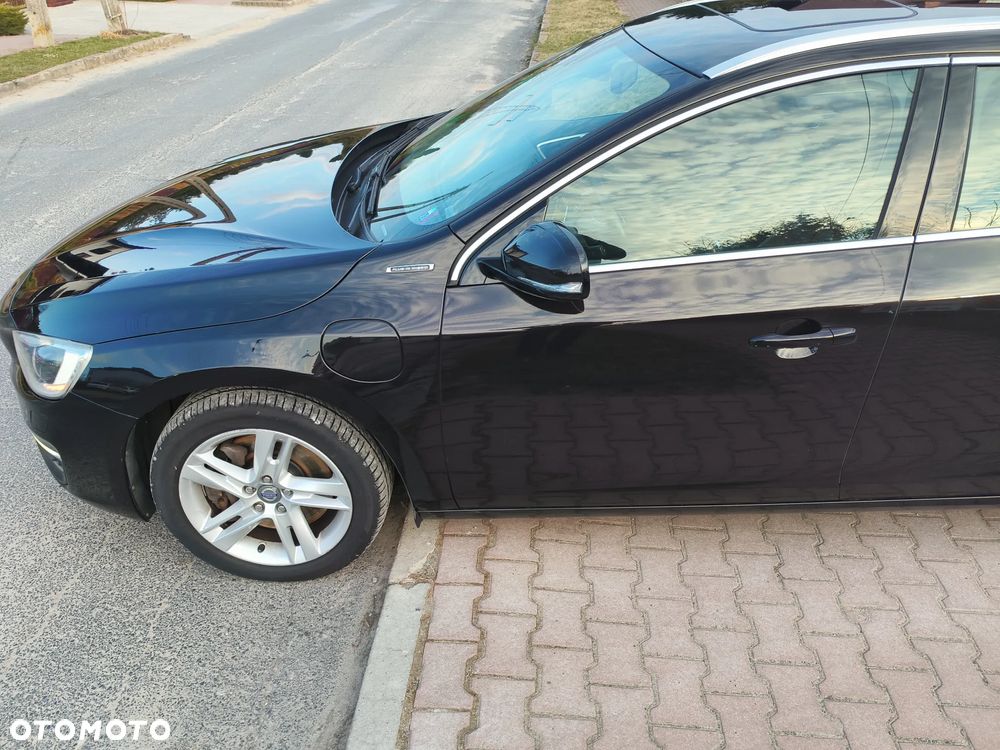Volvo V60 D6 AWD Plug-in Hybrid R-Design Momentum - 25