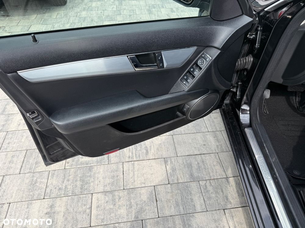 Mercedes-Benz Klasa C ver-200-7g--tronic-avantgarde-edition - 17