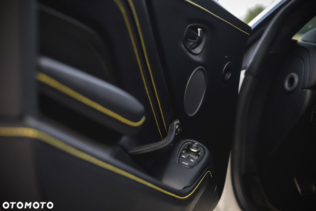 Aston Martin Vantage - 28