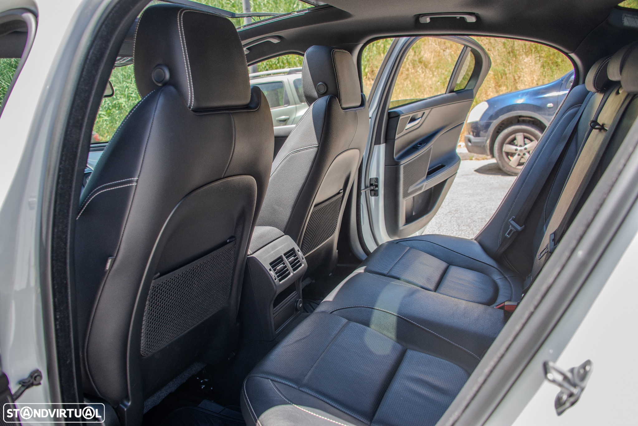 Jaguar XE 2.0 D R-Sport AWD Aut. - 30