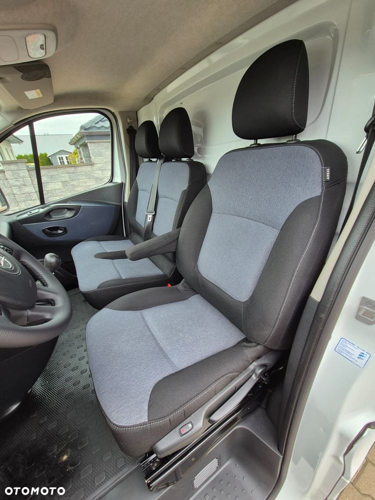 Opel Vivaro 2017r LONG 180tys km webasto super stan - 14