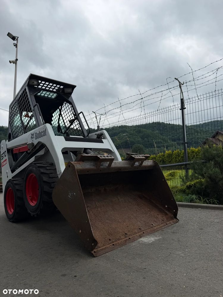 Bobcat S70 Mini-ładowarka 4x4 wózek terenowy. Łyżka! Wyjścia Hydrauliczne pod urządzenia z przodu! 2018 rok prod. 564 MTG. aktualne serwisy DEKRA. Dokumentacja. silnik Kubota 3cyl. Maszyna Jak Nowa z Salonu! Pochodzi z Norweskiego Gospodarstwa! Zero luzów i wycieków. Bardzo mocna i wydajna maszyna o małych gabarytach! Wąska miesci się do najbardziej trudno dostępnych miejsc! Idealna do stajni. OKAZJA TANIO. Szybki i zwinny sprzęt potężna moc - 32