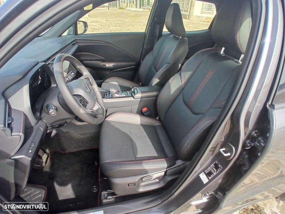 Lexus LBX Elegant - 13