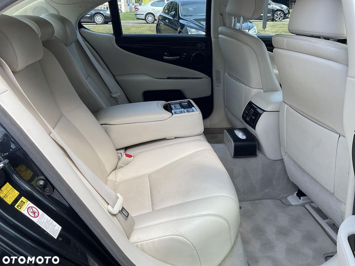 Lexus LS 600h Superior - 17