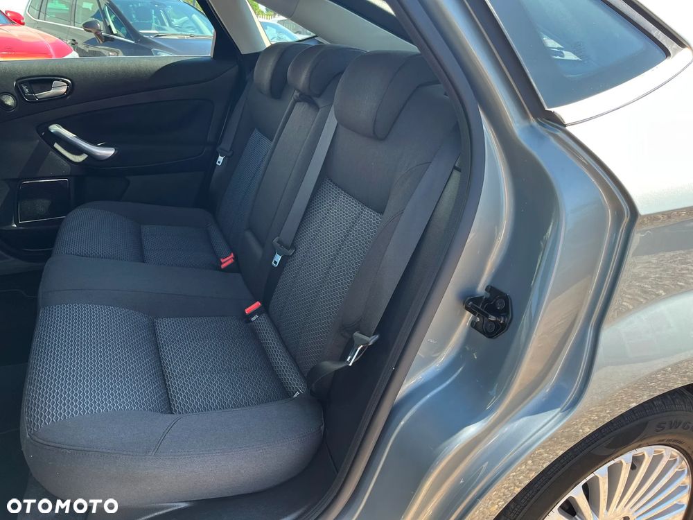 Ford Mondeo 2.0 Ghia - 26
